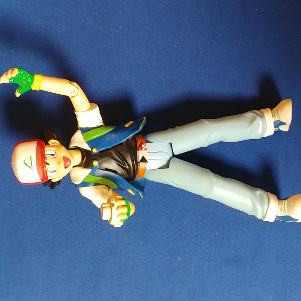 EUC POKEMON Vintage 2001 Ash Ketchum 12" action figure W/ think chip